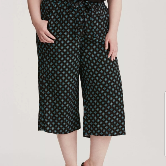 Torrid Geo Print Wide Leg Crop Selftie Pant - Picture 7 of 13